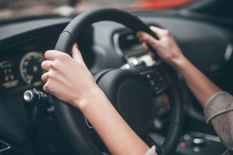 Femme conduisant une voiture.