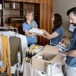 Un groupe de personnes dans une salle soutenant une association humanitaire après la crise.