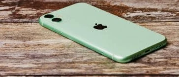 iPhone vert, table en bois.