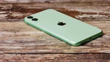 iPhone vert, table en bois.