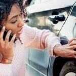 Une femme discutant des options de location de voiture après un accident.