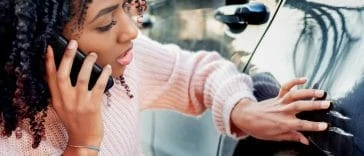 Une femme discutant des options de location de voiture après un accident.