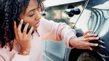 Une femme discutant des options de location de voiture après un accident.