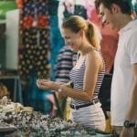 Un couple parcourant des bijoux sur un marché de produits à succès.