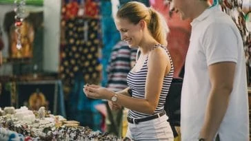 Un couple parcourant des bijoux sur un marché de produits à succès.