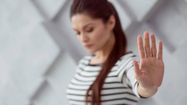 Une femme qui arrête le harcèlement dans un couple.