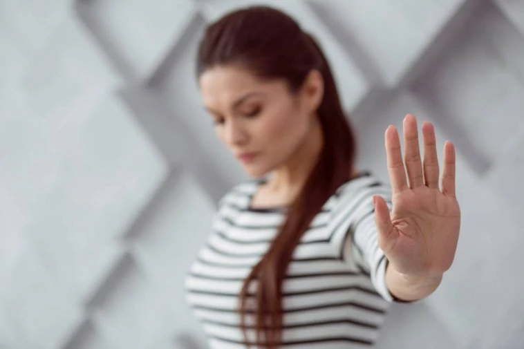 Une femme qui arrête le harcèlement dans un couple.