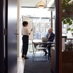 Un homme et une femme dans une salle de réunion.