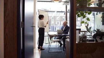Un homme et une femme dans une salle de réunion.