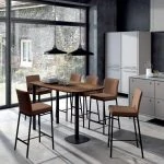 Une cuisine moderne avec une table et des chaises en bois.