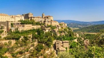 Un village à la vue charmante et pittoresque, perché sur une falaise dominant une belle vallée.