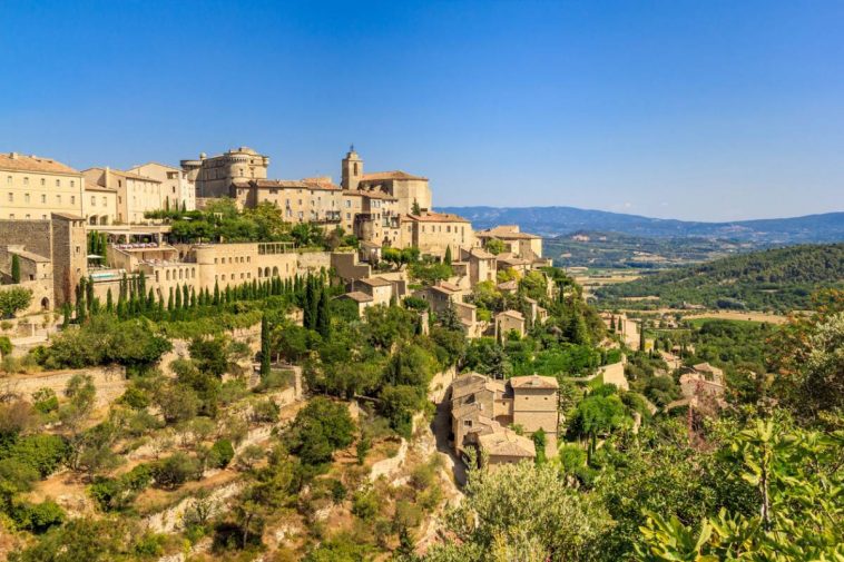 Un village à la vue charmante et pittoresque, perché sur une falaise dominant une belle vallée.