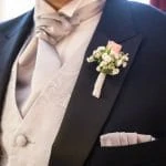 Un homme dans un smoking de mariage sur mesure.