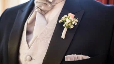 Un homme dans un smoking de mariage sur mesure.