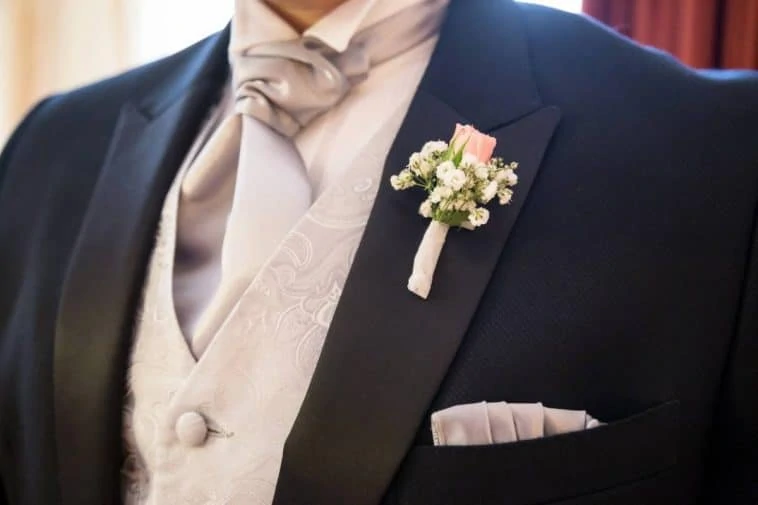 Un homme dans un smoking de mariage sur mesure.