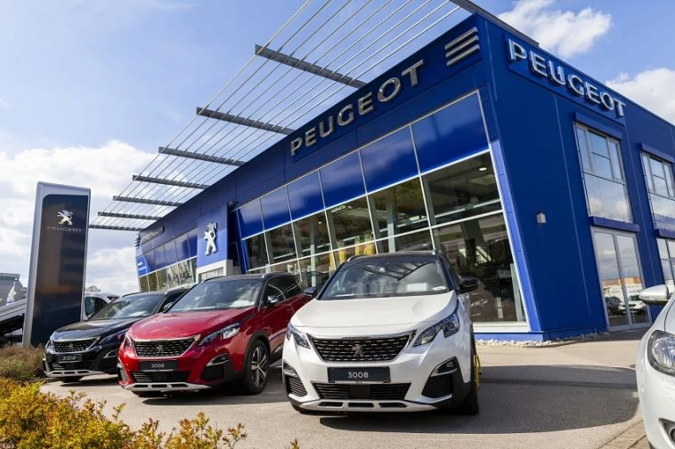 Concessionnaire Peugeot présentant des voitures.

Mots clés : Peugeot, concession, voitures.