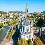 Une vue aérienne de Lourdes, une ville de France.
