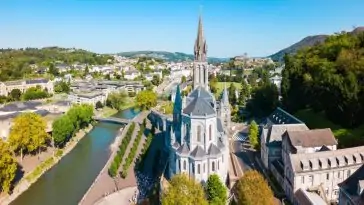Une vue aérienne de Lourdes, une ville de France.