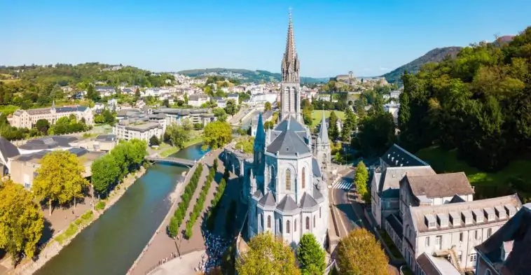 Une vue aérienne de Lourdes, une ville de France.