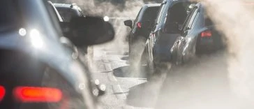 Une voiture émettant de la fumée circule dans les rues, posant un dilemme aux responsables de l'application d'une vignette anti-pollution.