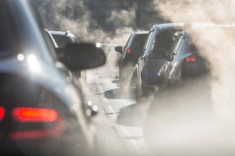 Une voiture émettant de la fumée circule dans les rues, posant un dilemme aux responsables de l'application d'une vignette anti-pollution.