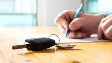 Une personne qui résilie facilement son contrat d’assurance automobile.