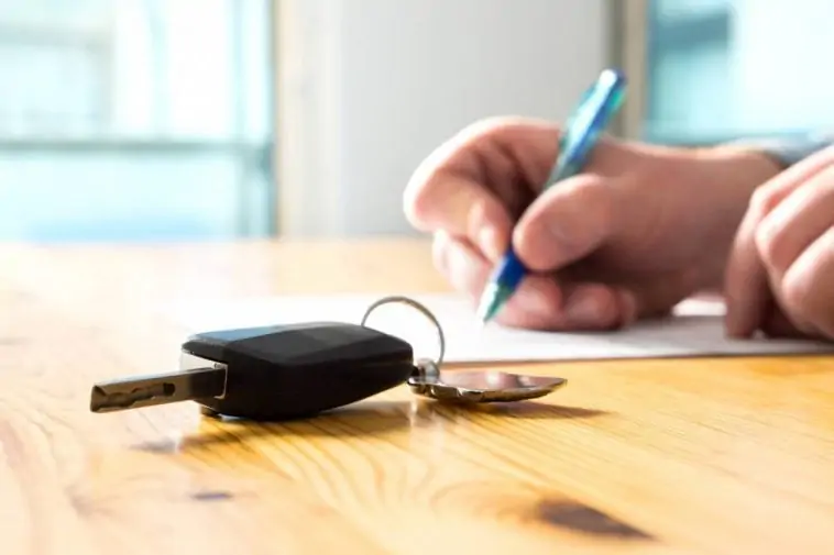 Une personne qui résilie facilement son contrat d’assurance automobile.