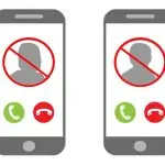 Deux smartphones avec un indicatif d'appel non dessus.