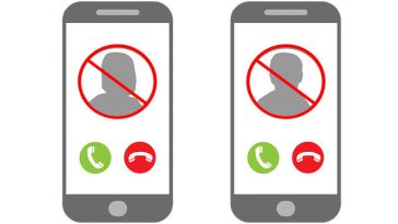 Deux smartphones avec un indicatif d'appel non dessus.