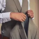 Un homme impeccablement habillé en costume incarne l’essence du sartorialisme, une affaire de style !