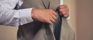 Un homme impeccablement habillé en costume incarne l’essence du sartorialisme, une affaire de style !