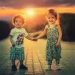 Deux enfants se tiennent la main sur une route au coucher du soleil.

Mots clés utilisés : enfants, confiance en soi