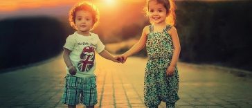 Deux enfants se tiennent la main sur une route au coucher du soleil.

Mots clés utilisés : enfants, confiance en soi
