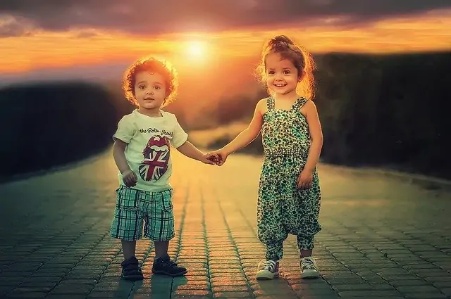 Deux enfants se tiennent la main sur une route au coucher du soleil.

Mots clés utilisés : enfants, confiance en soi