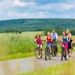 Un groupe de personnes faisant du vélo sur une route de campagne, profitant de la nature.