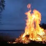 Les interprétations de rêver de feu lors d'un grand rassemblement près d'un lac.