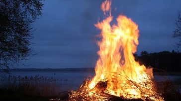 Les interprétations de rêver de feu lors d'un grand rassemblement près d'un lac.