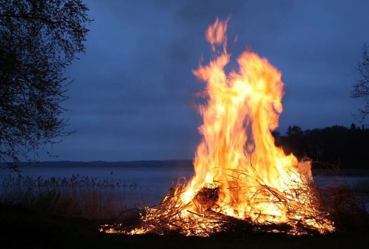 Les interprétations de rêver de feu lors d'un grand rassemblement près d'un lac.