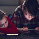 L’effet des écrans sur le sommeil des enfants : Enfants utilisant un téléphone portable.