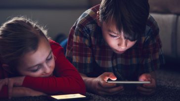 L’effet des écrans sur le sommeil des enfants : Enfants utilisant un téléphone portable.