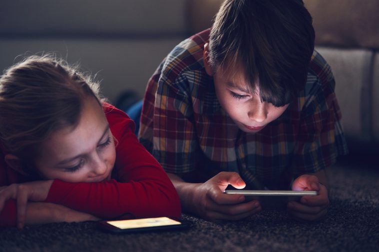 L’effet des écrans sur le sommeil des enfants : Enfants utilisant un téléphone portable.