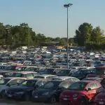 Un parking bondé avec de nombreuses voitures.