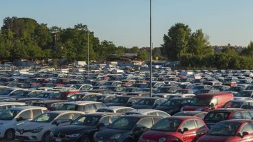 Un parking bondé avec de nombreuses voitures.