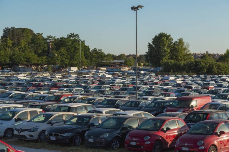 Un parking bondé avec de nombreuses voitures.