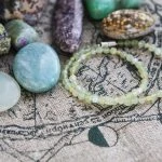 Un bracelet avec pierres de jade vert et lithothérapie.