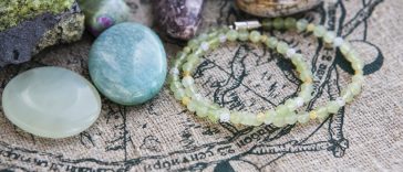 Un bracelet avec pierres de jade vert et lithothérapie.