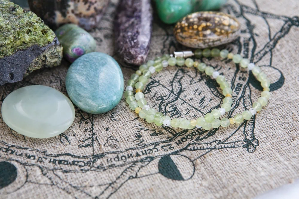 Un bracelet avec pierres de jade vert et lithothérapie.