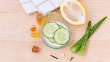 Le concombre et le citron sur une table en bois peuvent être facilement préparés à la maison en utilisant des ingrédients naturels.