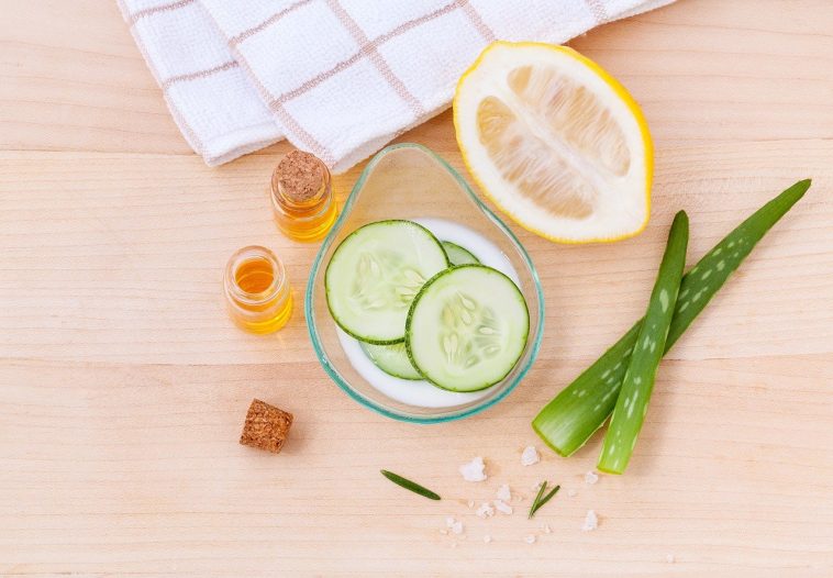 Le concombre et le citron sur une table en bois peuvent être facilement préparés à la maison en utilisant des ingrédients naturels.