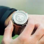 Un homme porte une montre au poignet